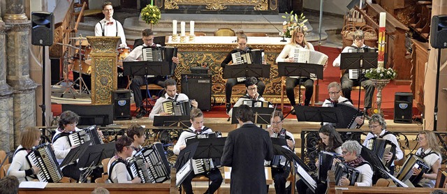 Die Kirchzartener Akkordeonisten  beim...onzert in der Pfarrkirche St. Gallus    | Foto: Gerhard Lck