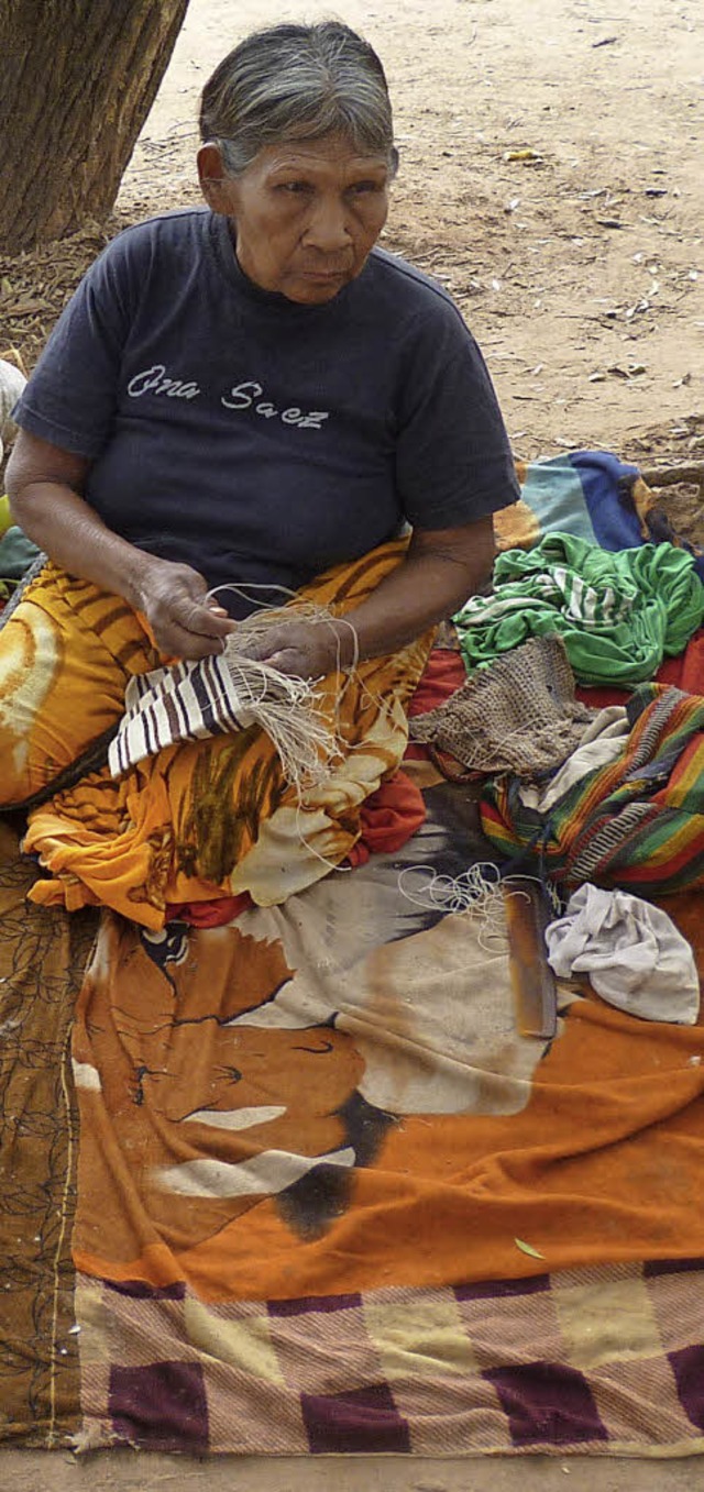 Handarbeit: In Chaidi knpft eine Frau  eine kleine Tasche aus Bromelienfasern.   | Foto: Christian Landes