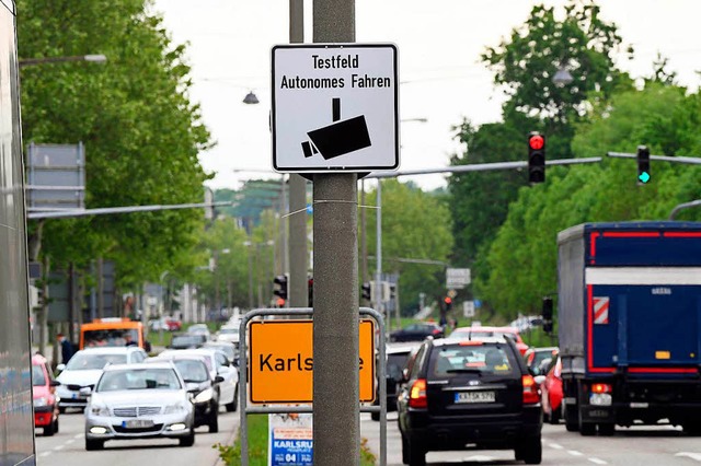 Am Ostring in Karlsruhe  ist ein Schil... Autonome Testfahren hingewiesen wird.  | Foto: dpa