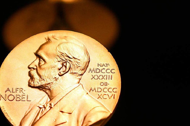 Eine Medaille mit dem Konterfei von Alfred Nobel  | Foto: dpa