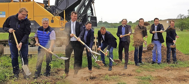 Brgermeister Oliver Rein (von links) ...&#8222;Gewerbepark Rheinbrcke&#8220;.  | Foto: Julius Wilhelm Steckmeister