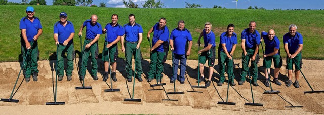 Trotz eines  Maschinen- und Fuhrparks ...perteam die Handarbeit nicht verlernt.  | Foto: Wolfgang Scheu