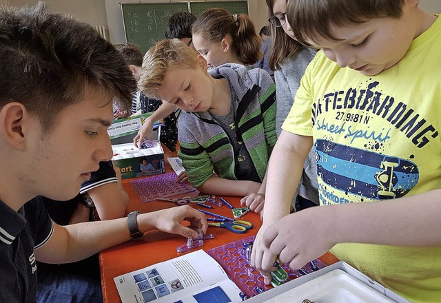 Schüler der Klasse 4c bauen gemeinsam ...ter der Firma Sick einen Schaltkreis. | Foto: Monika Maier Schüler der Klasse 4c bauen gemeinsam ...ter der Firma Sick einen Schaltkreis. | Foto: Monika Maier