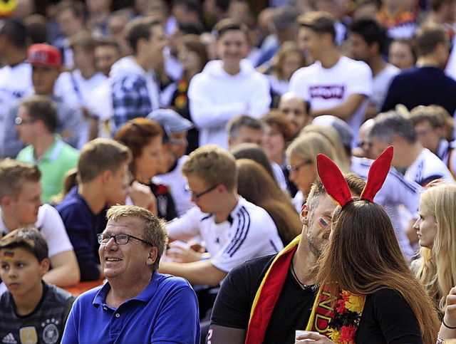 Fans bei der EM 2016 auf dem Emmendinger Schlossplatz.   | Foto:  P.Mller