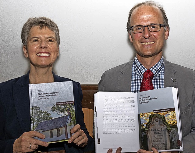 Dorothea Scherle und Andreas Haasis-Be...lte Friedhof in Waldkirch&#8220; vor.   | Foto: Rothermel