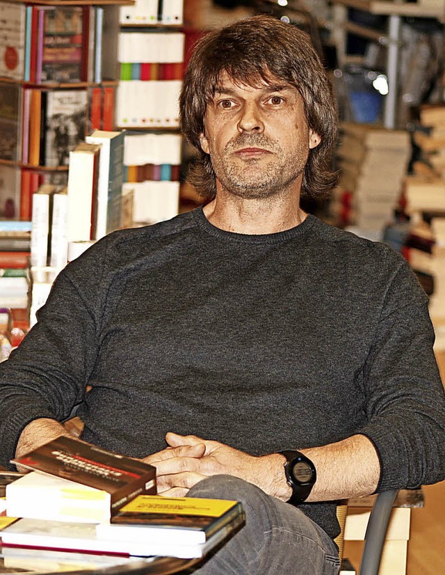 Peter Schwendele stellte seinen ersten Roman in der Regio-Buchhandlung vor.   | Foto: Fabry