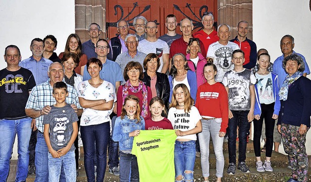 Das Training hat sich gelohnt: Eine gr... Sportabzeichen 2017 entgegen nehmen.   | Foto: Georg Diehl