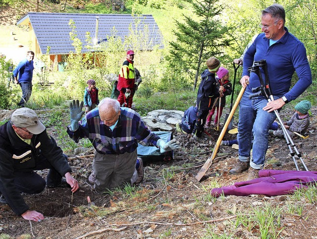 Der junge Feldahorn ist gesetzt. Da freut sich der lteste Rotarier riesig.  | Foto: Eva Korinth