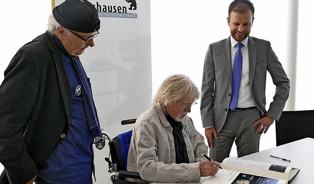 Beobachtet von Reinhard Vogt (links) u...berhard Weber  ins Goldene Buch  ein.   | Foto: Tamara Keller