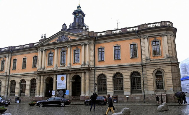 Institution in Schieflage: der Sitz der Schwedischen Akademie in Stockholm   | Foto: dpa