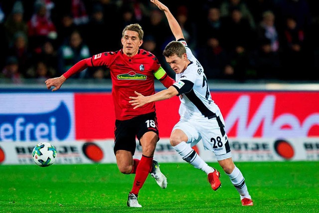 Nils Petersen im Zweikampf mit seinem ...egen Borussia Mnchengladbach mit 1:0.  | Foto: dpa