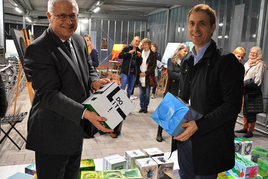 Die Oberbürgermeister Wolfgang Dietz und Jörg Lutz mit mobiler Kunst in der Velöhalle Lörrach (Foto: Barbara Ruda) Die Oberbürgermeister Wolfgang Dietz und Jörg Lutz mit mobiler Kunst in der Velöhalle Lörrach (Foto: Barbara Ruda)