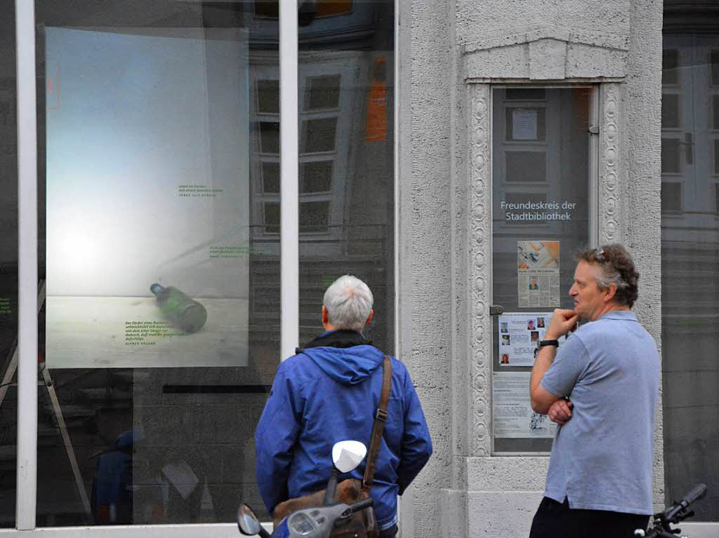 Videoinstallationen des Kunstvereins Weil im Schaufenster der Lörracher Stadtbibliothek Videoinstallationen des Kunstvereins Weil im Schaufenster der Lörracher Stadtbibliothek