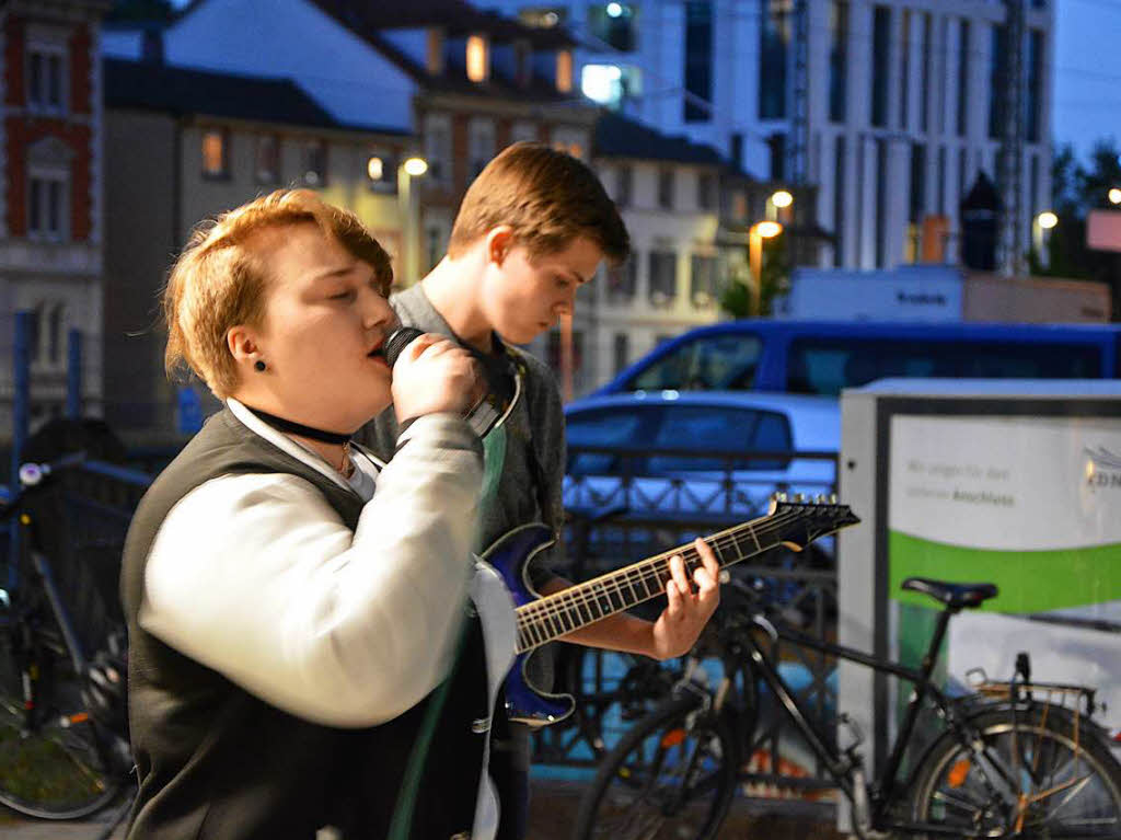 Band der Städtischen Musikschule Weil am Rhein vor der Velöhalle in Lörrach Band der Städtischen Musikschule Weil am Rhein vor der Velöhalle in Lörrach
