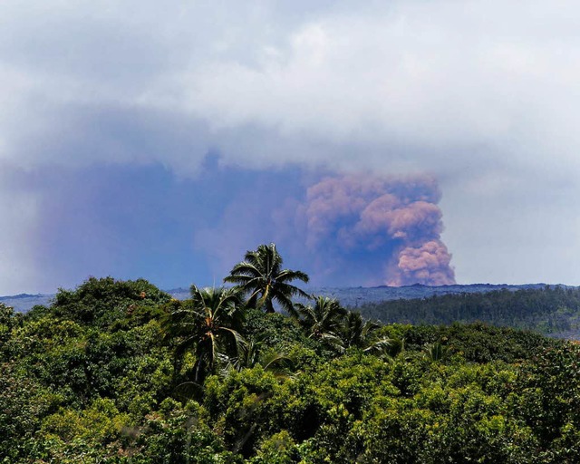 Rauch steigt nach einer Eruption ber dem Vulkan Kilauea auf Big Island auf  | Foto: dpa