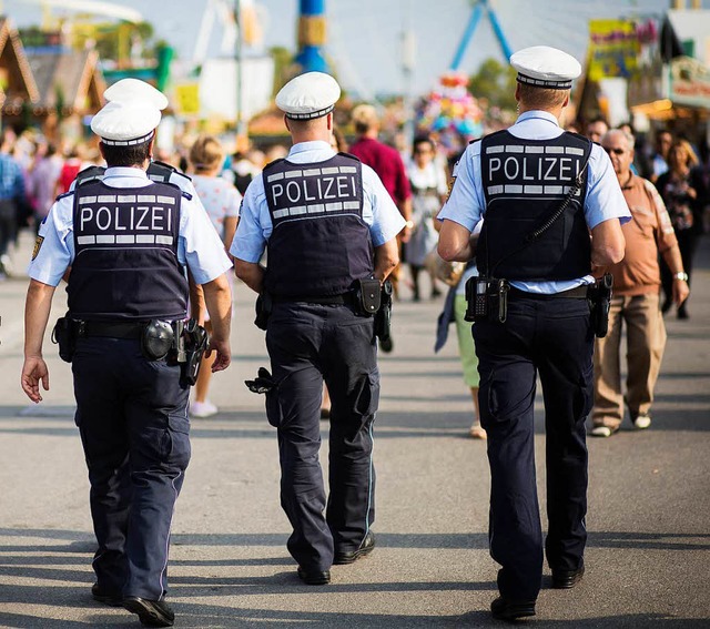 Polizisten auf dem Stuttgarter Frühlin... und entschuldigt sich bei den Beamten | Foto: dpa Polizisten auf dem Stuttgarter Frühlin... und entschuldigt sich bei den Beamten | Foto: dpa