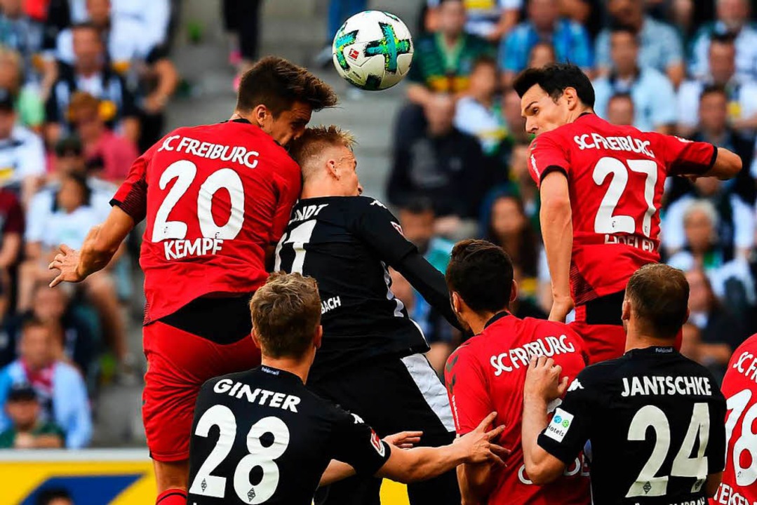 Für den SC Freiburg setzte es in Mönch...agierter Leistung eine 1:3-Niederlage.  | Foto: dpa