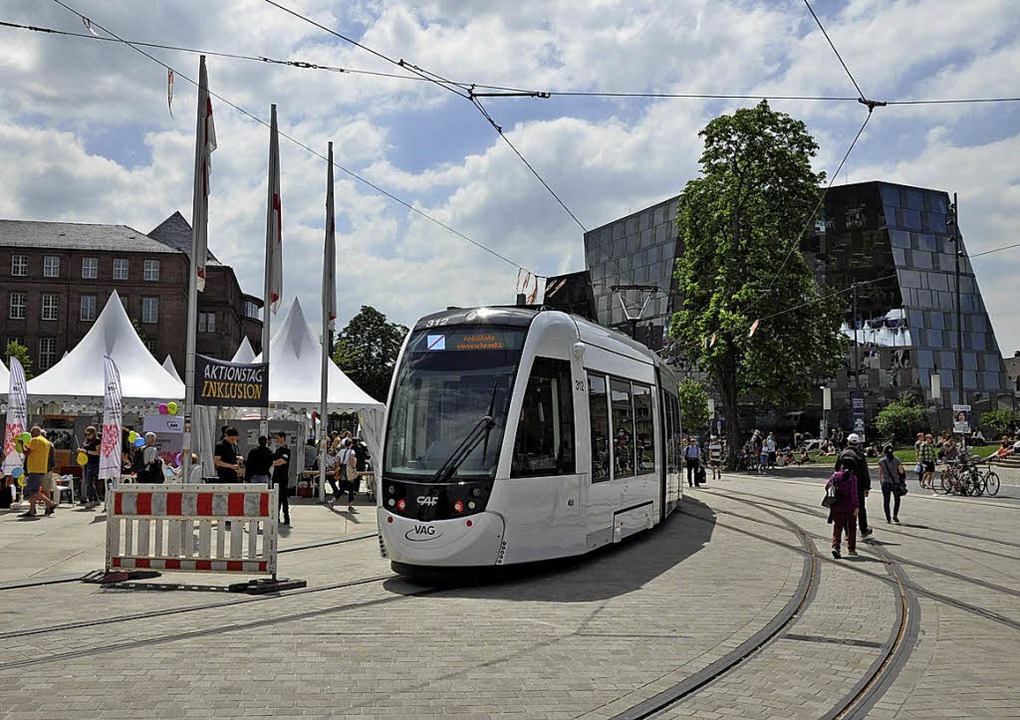 Erste Straßenbahn auf dem neuen Rotteckring  | Foto: Jens Kitzler