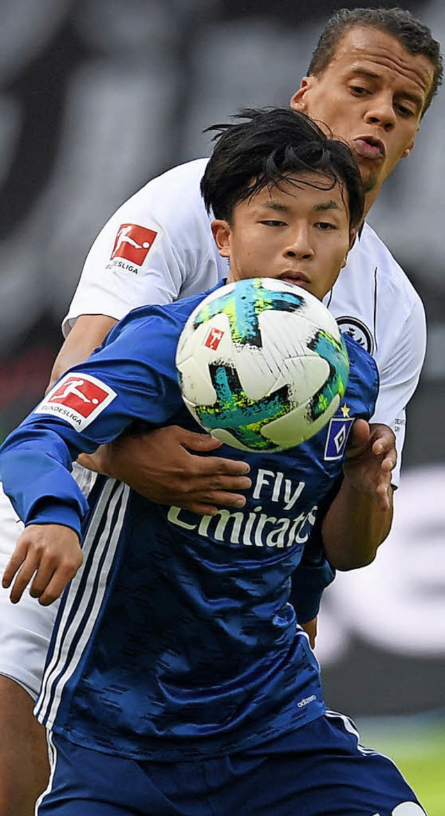 Der Hamburger SV um Tatsuya Ito (vorn,...ch in Frankfurt nicht weiter befreien.  | Foto:  dpa