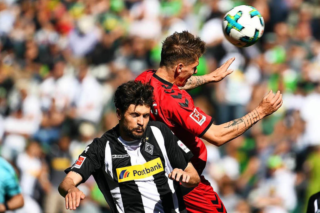 Tim Kleindienst kämpft mit Tobias Strobl  um den Ball  | Foto: dpa