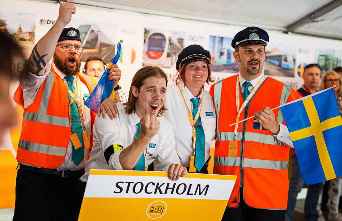 Das Team aus Stockholm (Schweden) freu... der Straßenbahnfahrer über ihren Sieg  | Foto: dpa