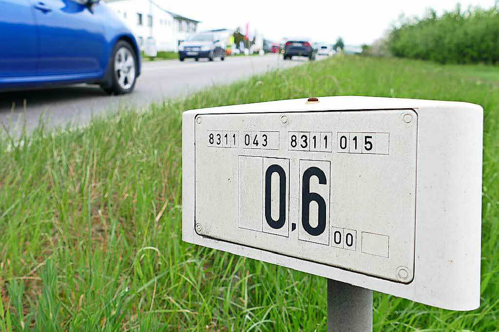 Was bedeuten die dreieckigen, weißen Schilder am Straßenrand? Eimeldingen Badische Zeitung