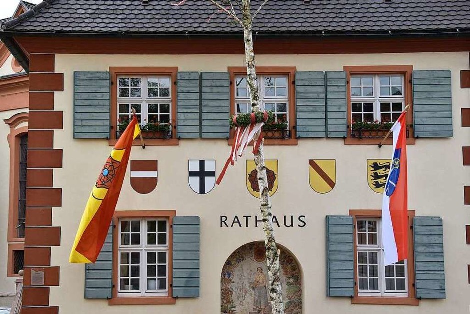 Die Fahnen der badischen (links) und der elsässischen Gemeinde sind vor dem Merdinger Rathaus geflaggt. (Foto: Manfred Frietsch) Die Fahnen der badischen (links) und der elsässischen Gemeinde sind vor dem Merdinger Rathaus geflaggt. (Foto: Manfred Frietsch)