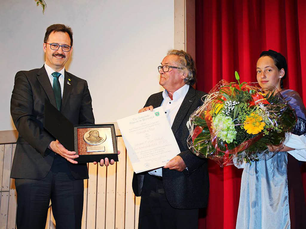 Verleihung der Hebelgedenkplakette an Hansjrg Noe (Mitte) durch Hausens Brgermeister Martin Bhler, rechts Kim Boos