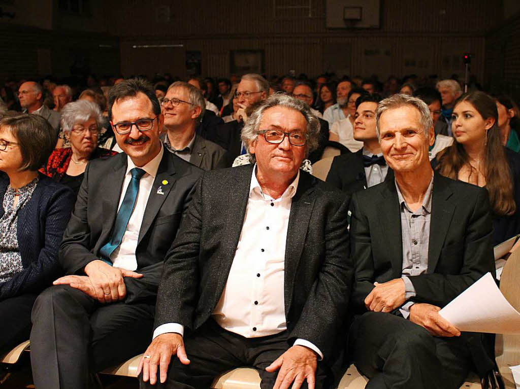 Brgermeister Bhler, Plakettentrger Hansjrg Noe und Wolfgang Klingenfeld, ehemals Schulleiter am Schulzentrum Steinen, der die Laudatio hielt