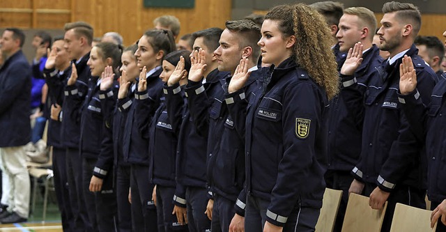 Die Polizeimeisteranwrter legen ihren Diensteid ab.   | Foto: Christoph Breithaupt