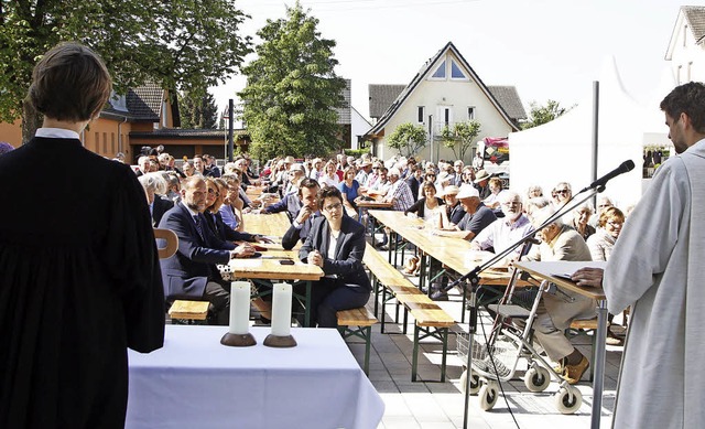 Die evangelische Pfarrerin Marie Jakob...enst am Sonntagmorgen in der Ortsmitte  | Foto: Heidi Fssel