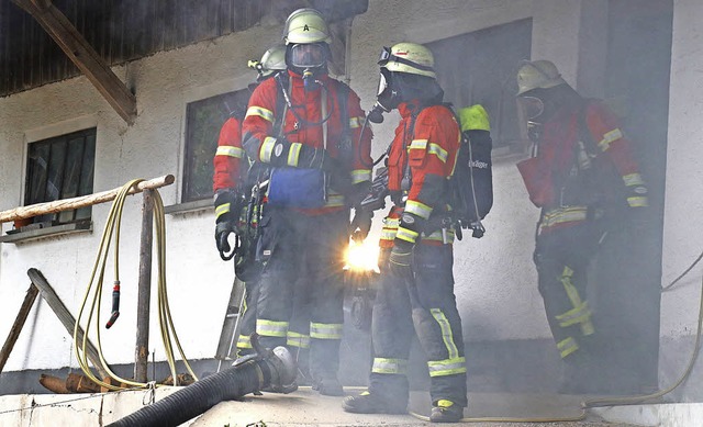 Die Atemschutztrger der Feuerwehr Gra...g einen immensen krperlichen Einsatz.  | Foto: Dorothe Kuhlmann