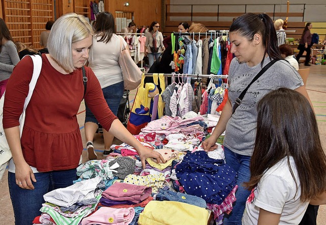 An  gebrauchten Kinderkleidern herrscht groes Interesse.   | Foto: Vollmar