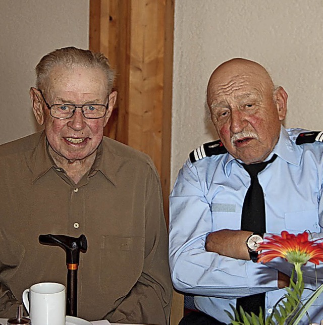 Der Merdinger Willi Sle (links), fr... Feuerwehrehrenkommandant Andr Elser.  | Foto: Mario Schneberg