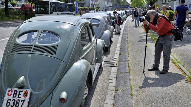 Fotogen: Viele hielten die Kfer-Parade am Grenzbergang  im Bild fest.   | Foto: Barbara Ruda