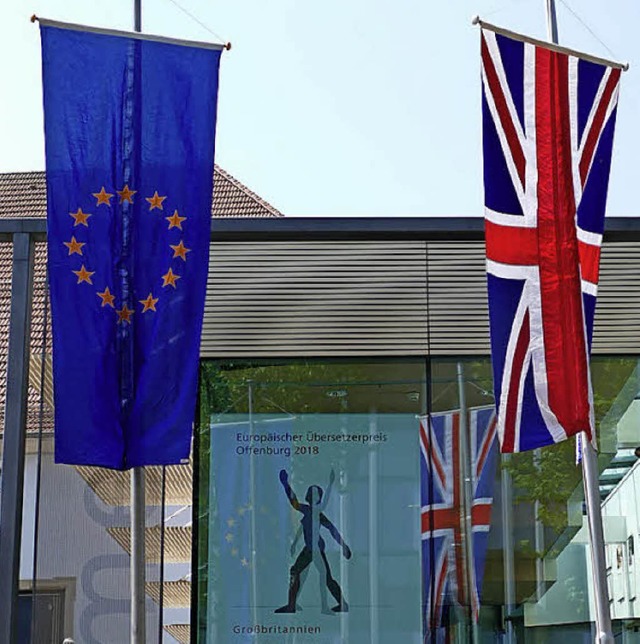 Der Union Jack weht neben der Europaflagge vor dem Salmen.   | Foto: rab