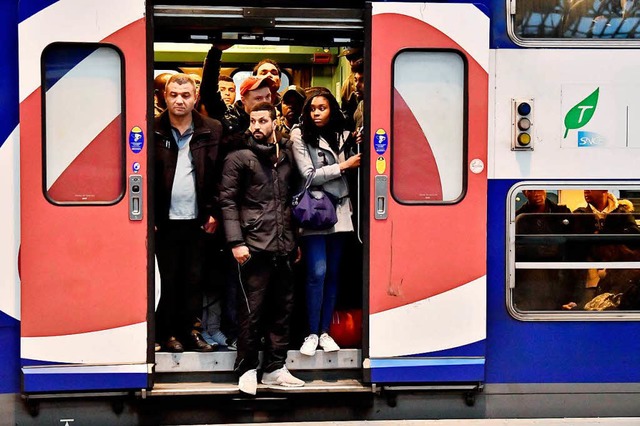 Gestrandete Pendler in Paris, die vom ...k der Bahn-Mitarbeiter betroffen sind.  | Foto: AFP