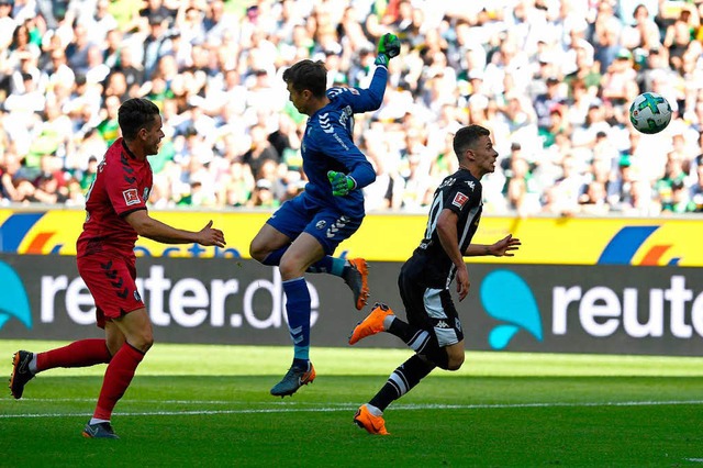 Thorgan Hazard (rechts) trifft gegen d... zum 1:0 fr Borussia Mnchengladbach.  | Foto: dpa