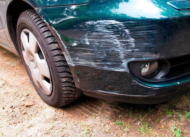 Nach einem Parkrempler an der Hofacker...gte Fremdfahrzeug gesucht. Symbolbild.  | Foto: dpa-tmn