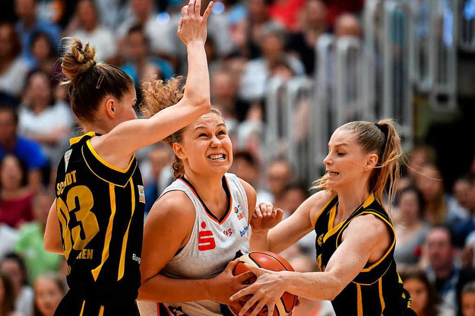 Freiburgs Basketballerinnen gewinnen das entscheidende Spiel gegen Jahn München 75:64 und sind wieder erstklassig. Nach Spielende gab es daher richtig was zu feiern. (Foto: Patrick Seeger) Freiburgs Basketballerinnen gewinnen das entscheidende Spiel gegen Jahn München 75:64 und sind wieder erstklassig. Nach Spielende gab es daher richtig was zu feiern. (Foto: Patrick Seeger)