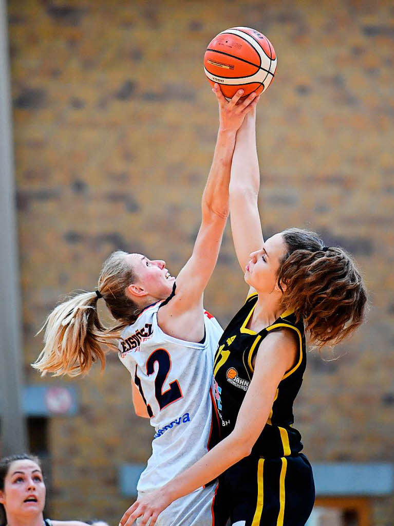 Freiburgs Basketballerinnen gewinnen das entscheidende Spiel gegen Jahn Mnchen 75:64 und sind wieder erstklassig. Nach Spielende gab es daher richtig was zu feiern.