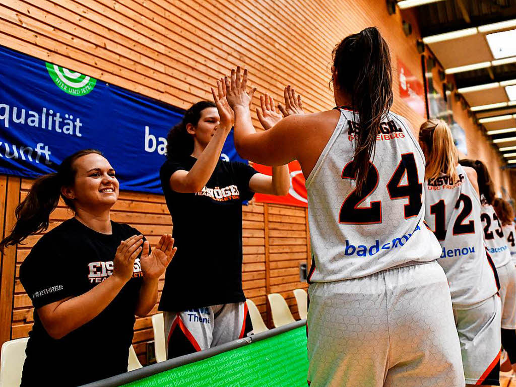 Freiburgs Basketballerinnen gewinnen das entscheidende Spiel gegen Jahn Mnchen 75:64 und sind wieder erstklassig. Nach Spielende gab es daher richtig was zu feiern.