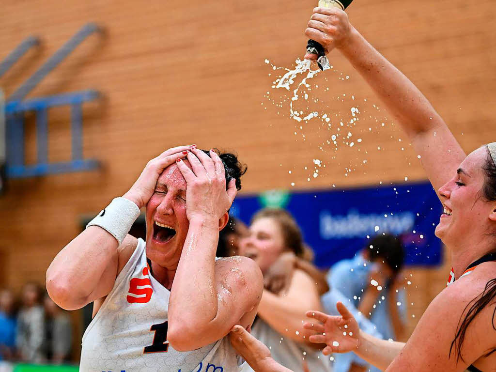 Freiburgs Basketballerinnen gewinnen das entscheidende Spiel gegen Jahn Mnchen 75:64 und sind wieder erstklassig. Nach Spielende gab es daher richtig was zu feiern.