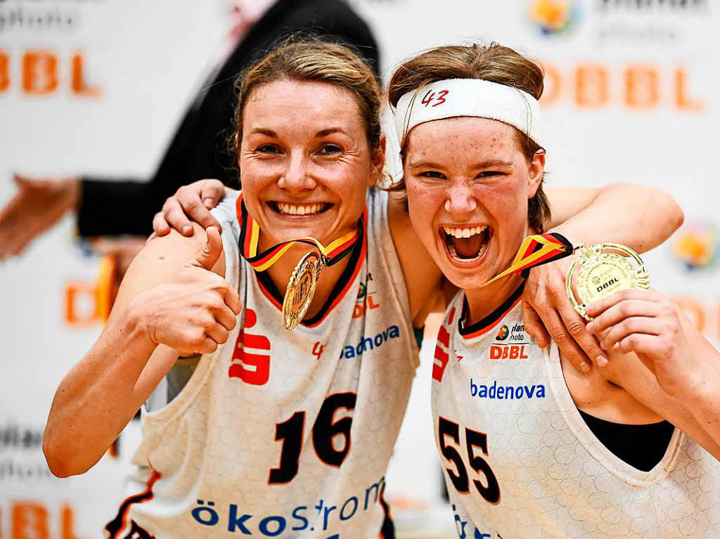 Freiburgs Basketballerinnen gewinnen das entscheidende Spiel gegen Jahn Mnchen 75:64 und sind wieder erstklassig. Nach Spielende gab es daher richtig was zu feiern.