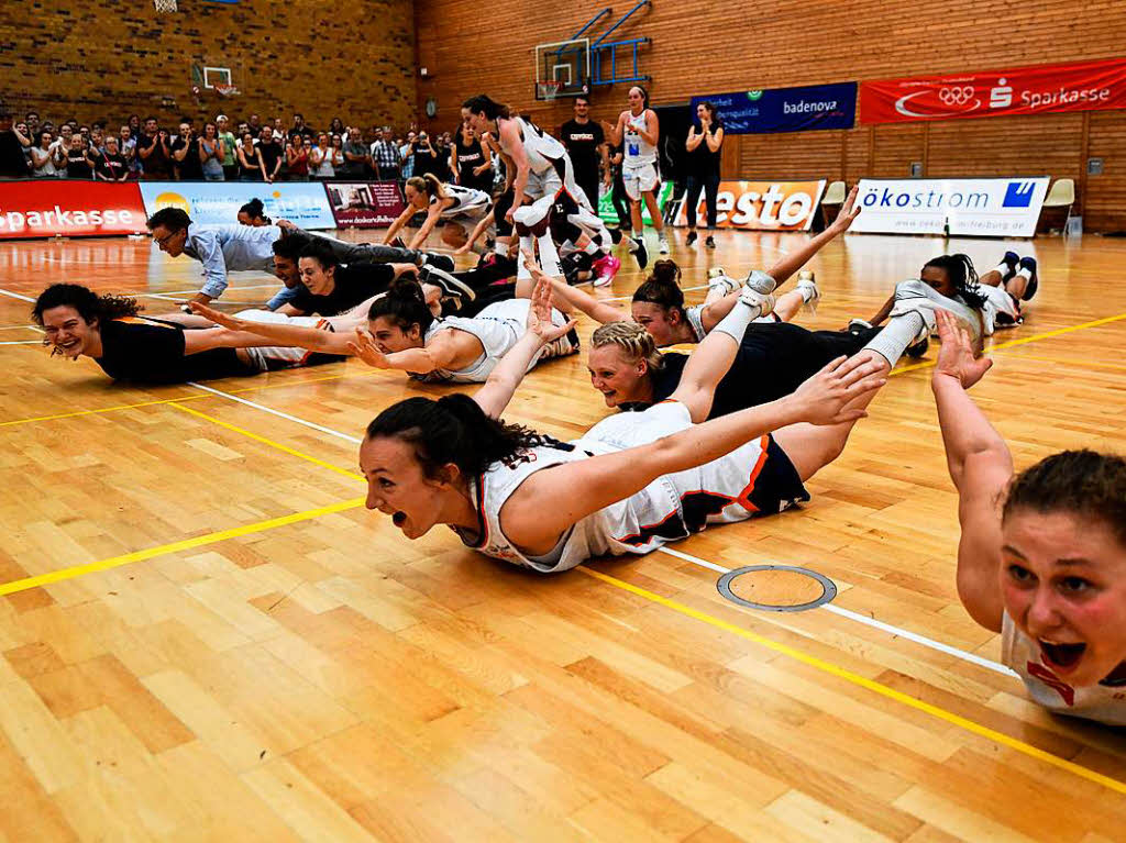 Freiburgs Basketballerinnen gewinnen das entscheidende Spiel gegen Jahn Mnchen 75:64 und sind wieder erstklassig. Nach Spielende gab es daher richtig was zu feiern.