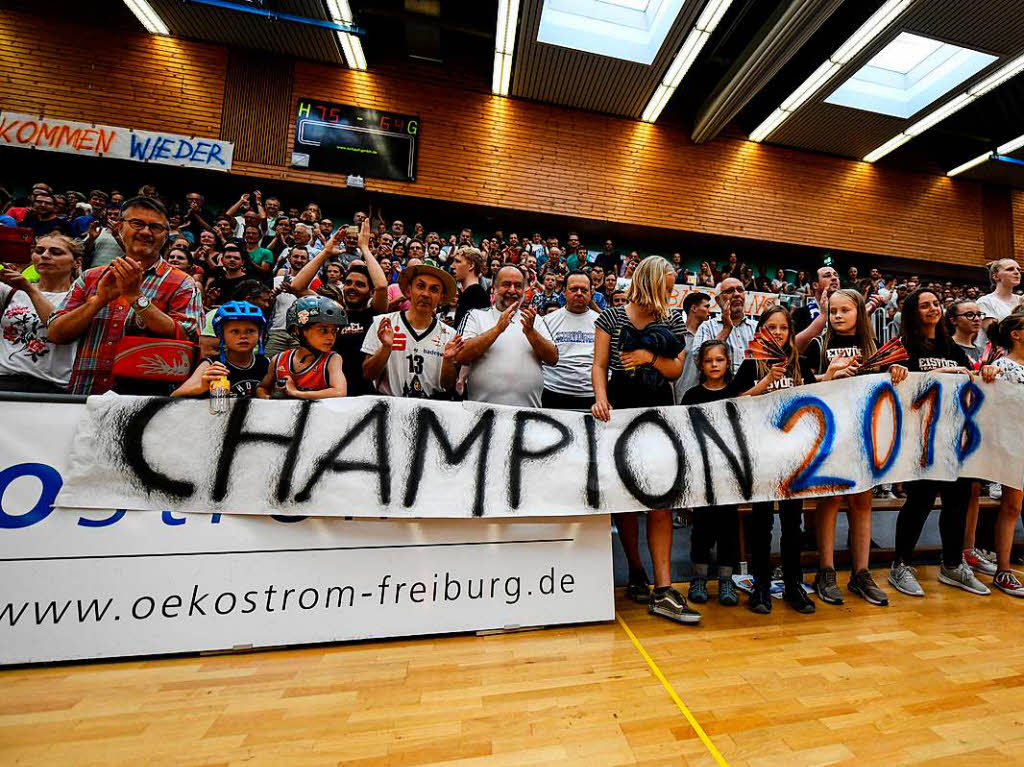 Freiburgs Basketballerinnen gewinnen das entscheidende Spiel gegen Jahn Mnchen 75:64 und sind wieder erstklassig. Nach Spielende gab es daher richtig was zu feiern.
