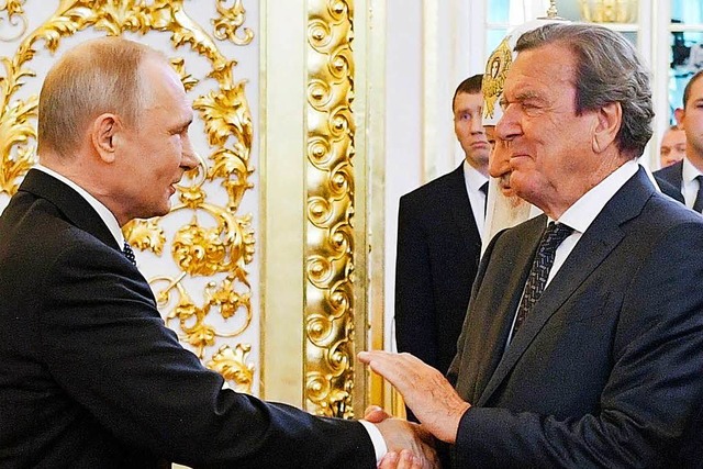 Alte Freunde treffen sich: Gerhard Schrder und Wladimir Putin.  | Foto: dpa