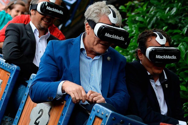 Virtual-Reality-Brillen werden  bereit...h im  Europa-Park in Rust eingesetzt.   | Foto: Europa-Park