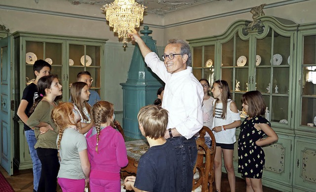 Viele Kinder wollten sich beim Familie...ier mit Schlossfhrer Francois Labb.   | Foto: Silke Hartenstein