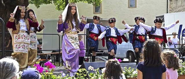Trkische Kinder zeigten einen volkstypischen Folkloretanz.  | Foto: Volker Mnch